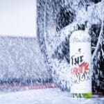 Wasser fließt über eine Flasche