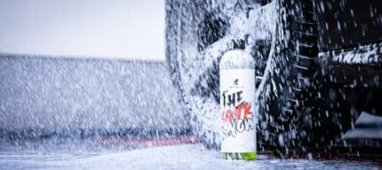 Wasser fließt über eine Flasche