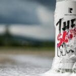 Flasche mit Schaum und Naturhintergrund