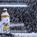 Flasche Bier unter Wasserstrahlen