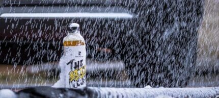 Flasche Bier unter Wasserstrahlen