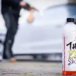 Flasche mit Schneereiniger im Vordergrund