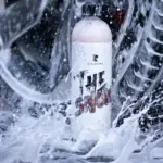 Flasche mit Schaum und Wasser